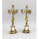 Paar figürliche Kandelaber im Louis XVI.-Stil, 19. Jhd., Bronze, vierflammig, säulenförm.