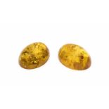 2 Bernstein-Cabochons, zus. 13,66 ct, oval, Maße 20 x 15 mm2 amber cabochons, total 13,66 ct,