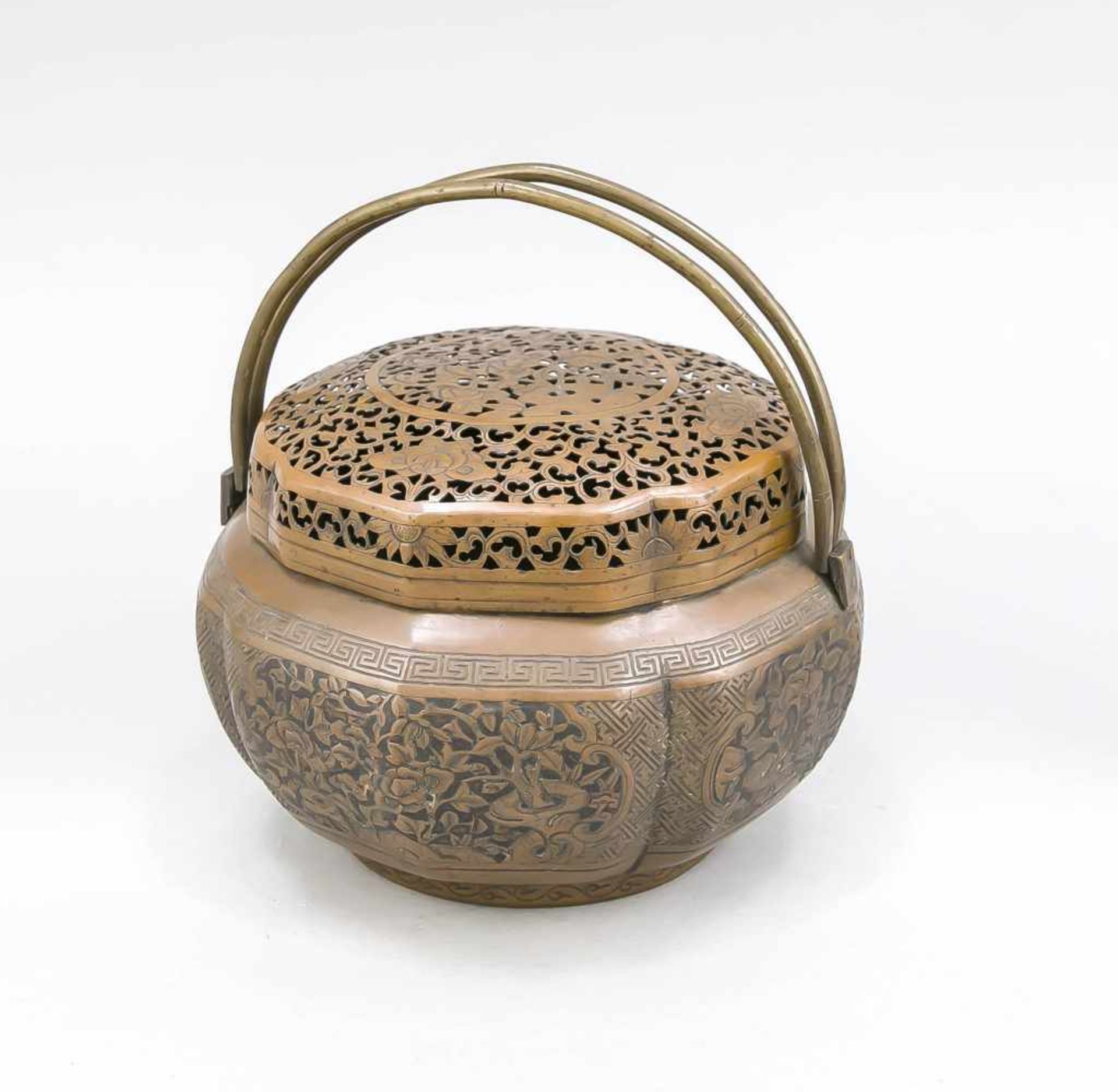 Handwärmer, China, um 1800. Bronze mit rötlich-brauner Patina. Passig geschweifter Korpusmit