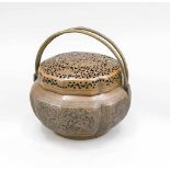 Handwärmer, China, um 1800. Bronze mit rötlich-brauner Patina. Passig geschweifter Korpusmit