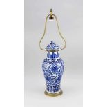 Weiß-Blaue Deckelvase mit europäischer Messingmontierung, Vase: China, wohl 18. Jh.,Kobalt-Blauer