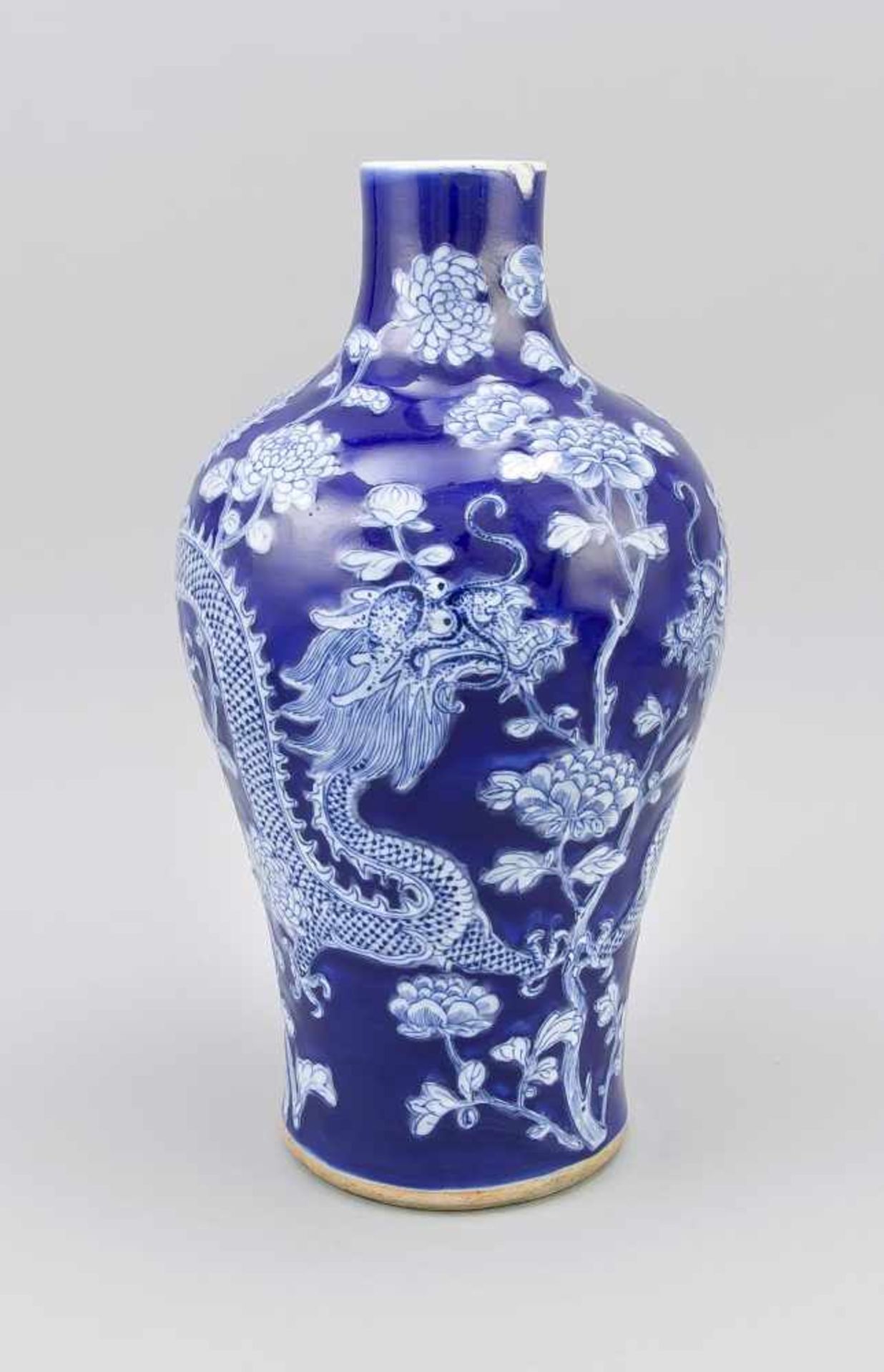 Meiping Vase mit gemodeltem Drachen- und Päonien-Dekor, China, Ende 19. Jh. Kobalt- - Image 2 of 3