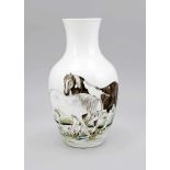 Famille-Rose-Vase mit Pferden, China, 19./20. Jh. Leicht geschulterte Form mit kurzem,leicht