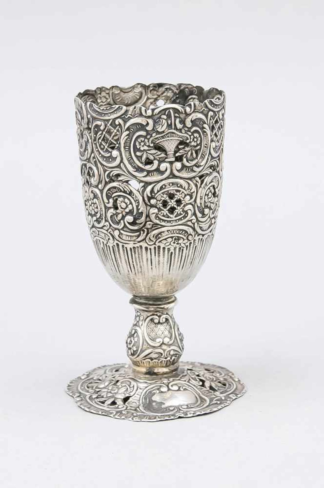 Vase, 20. Jh., wohl Hanau, Silber 800/000, runder passig geschweifter Stand, kurzerSchaft, gerader