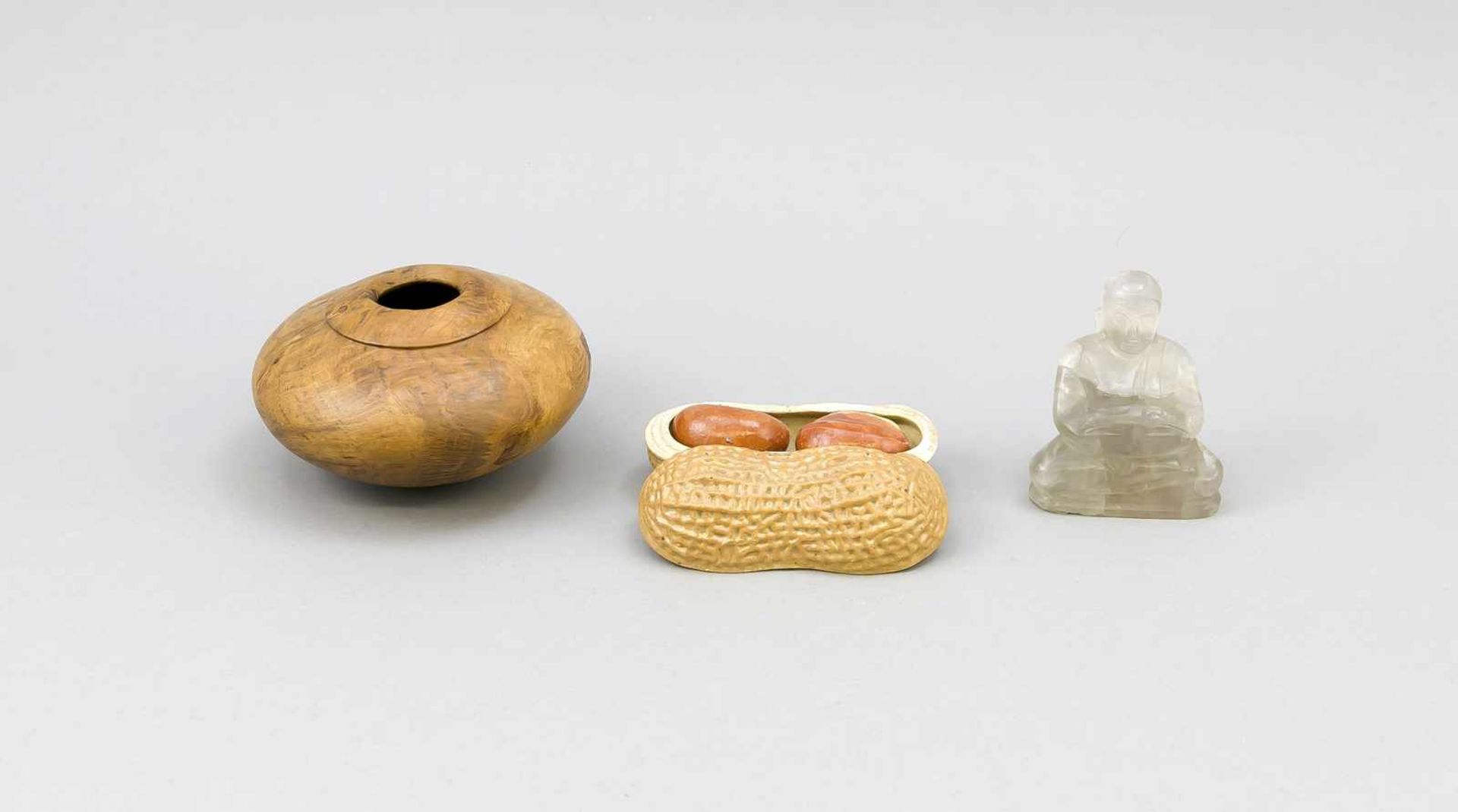 3 Teile Asiatika, 20. Jh. 1x kleiner Bergkristall-Buddha, H. 8 cm. 1x Pinselwascher ausWurzelholz H.