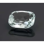 Aquamarin 3,92 ct, oval fac., helleres, leicht grünstichiges Blau, sehr sehr wenig innereMerkmale,