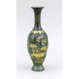 Vase mit Karpfen und Lotos-Dekor, China/Japan, um 1900. Schlanker Bronzekorpus mitTrompetenhals