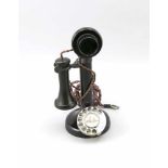 Historisches Telefon, wohl England, Angang 20. Jh. Runder, leicht profilierter Sockel undSchaft