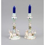 Paar figürliche Leuchter, w. Chelsea, 19. Jh., ein Kerzenleuchter mit figürlichen Putti amStand nach
