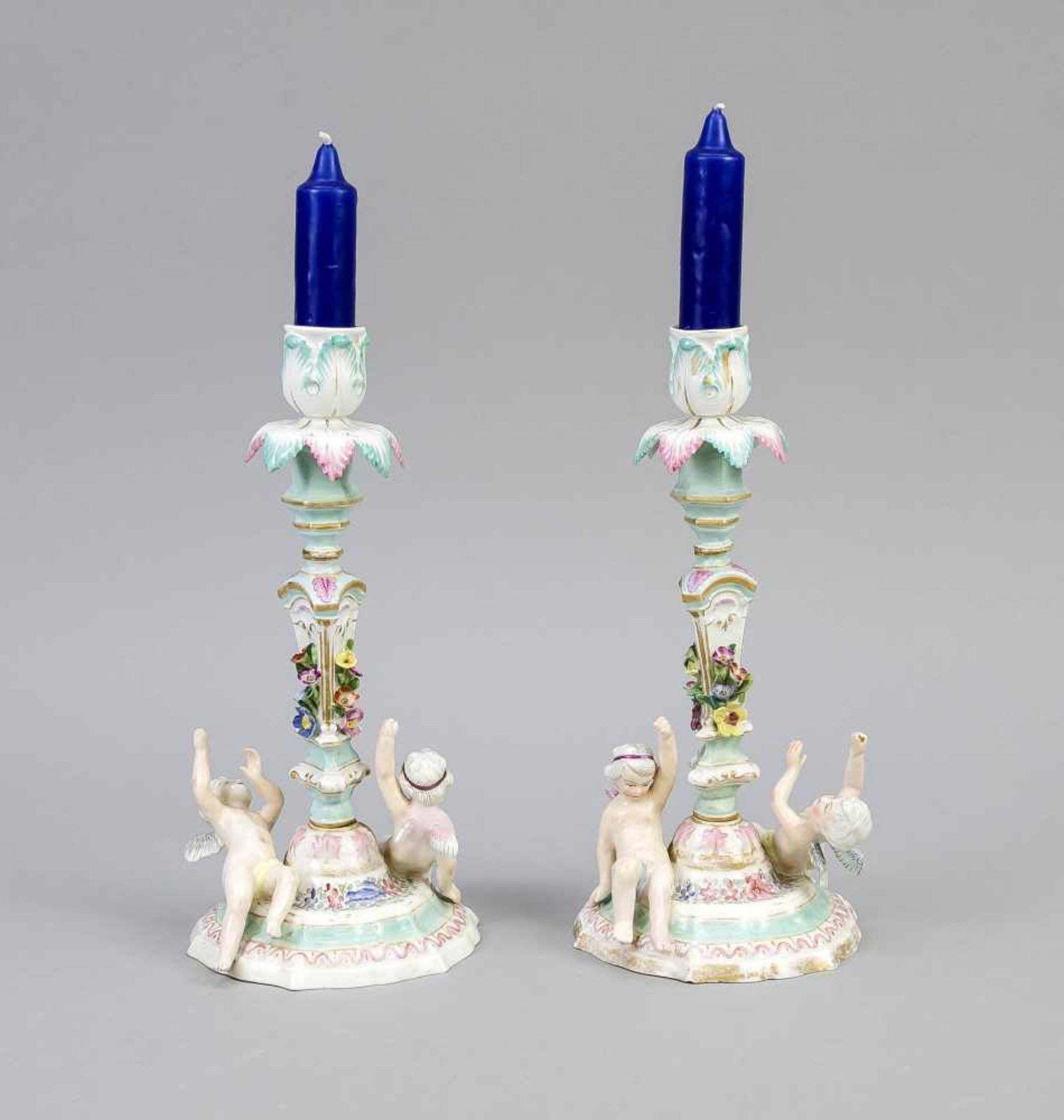Paar figürliche Leuchter, w. Chelsea, 19. Jh., ein Kerzenleuchter mit figürlichen Putti amStand nach