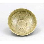 Qingbai-Schale, China, wohl Song/Yuan-Dynastie, helle Steinzeugkeramik mit grau-grünerCraquelé-