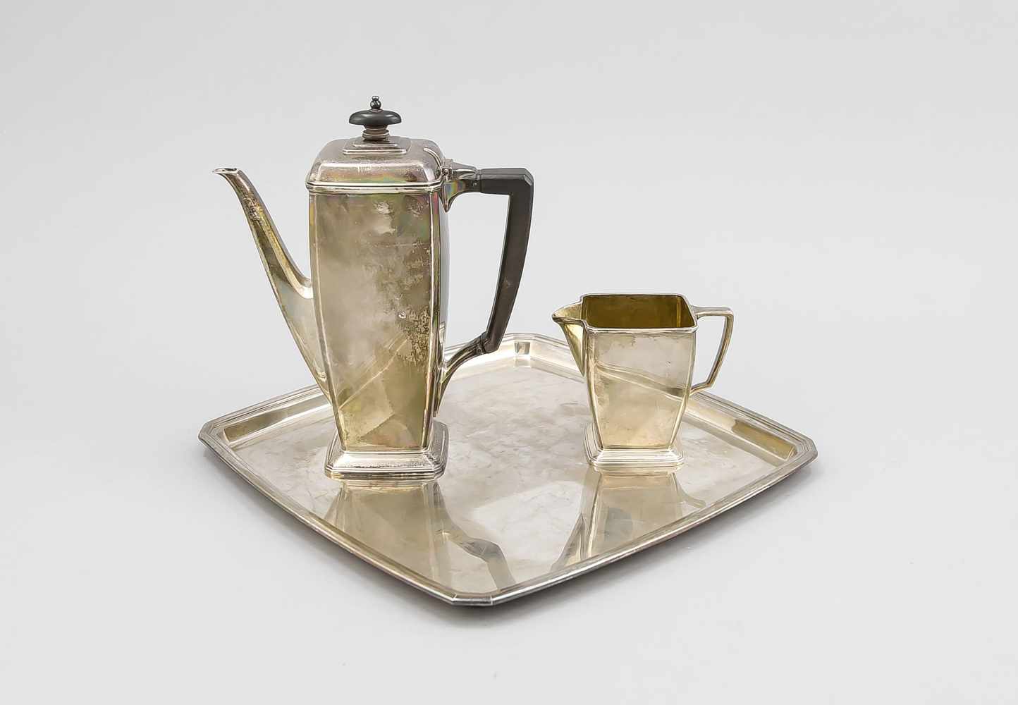 Kaffeekanne und Sahnegießer auf Tablett, USA, um 1930, MZ: Tiffany & Co., New York,Sterlingsilber