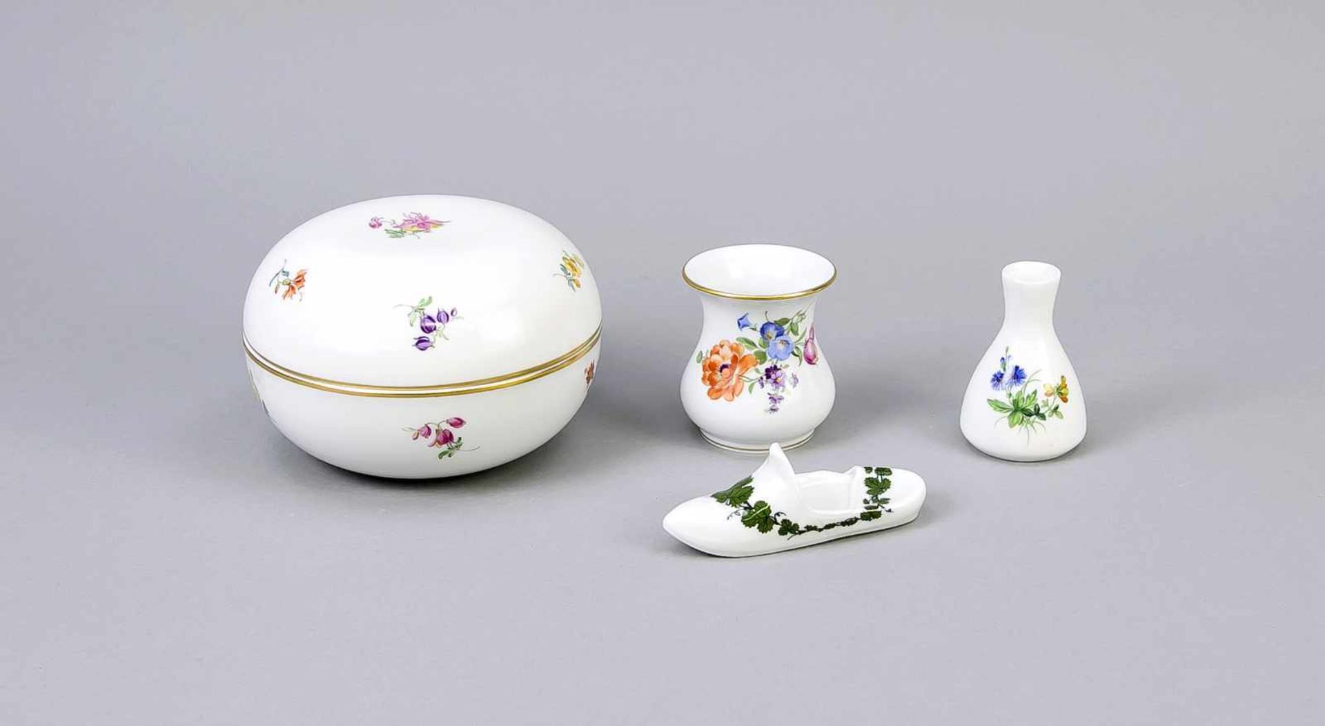 Konvolut von vier Zierteilen, Meissen, 20. Jh., polychrom bemalt, runde Deckeldose, 1950erJahre,