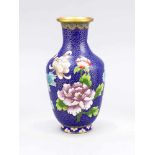 Cloisonné-Vase, China?, 20. Jh., leicht geschulterte Form auf zylindrischem Standring,polychromer