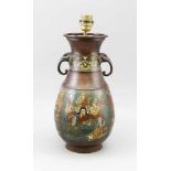 Cloisonné-Vase als Lampenfuß montiert, Japan, wohl um 1900. Bronze-Korpus, dekoriert mit 2Reserven