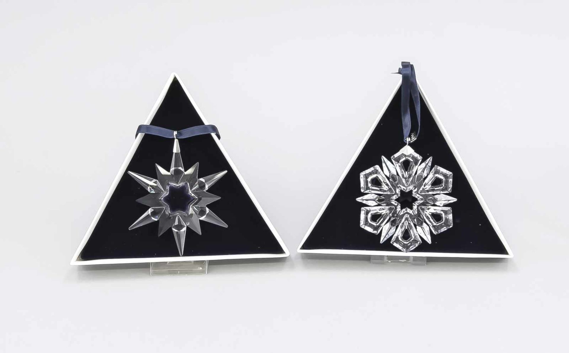 Zwei Weihnachtsbaumanhänger, Swarovski, 1997 u. 1999, 1x in Sternform, 1x in Form einerSchneeflocke,