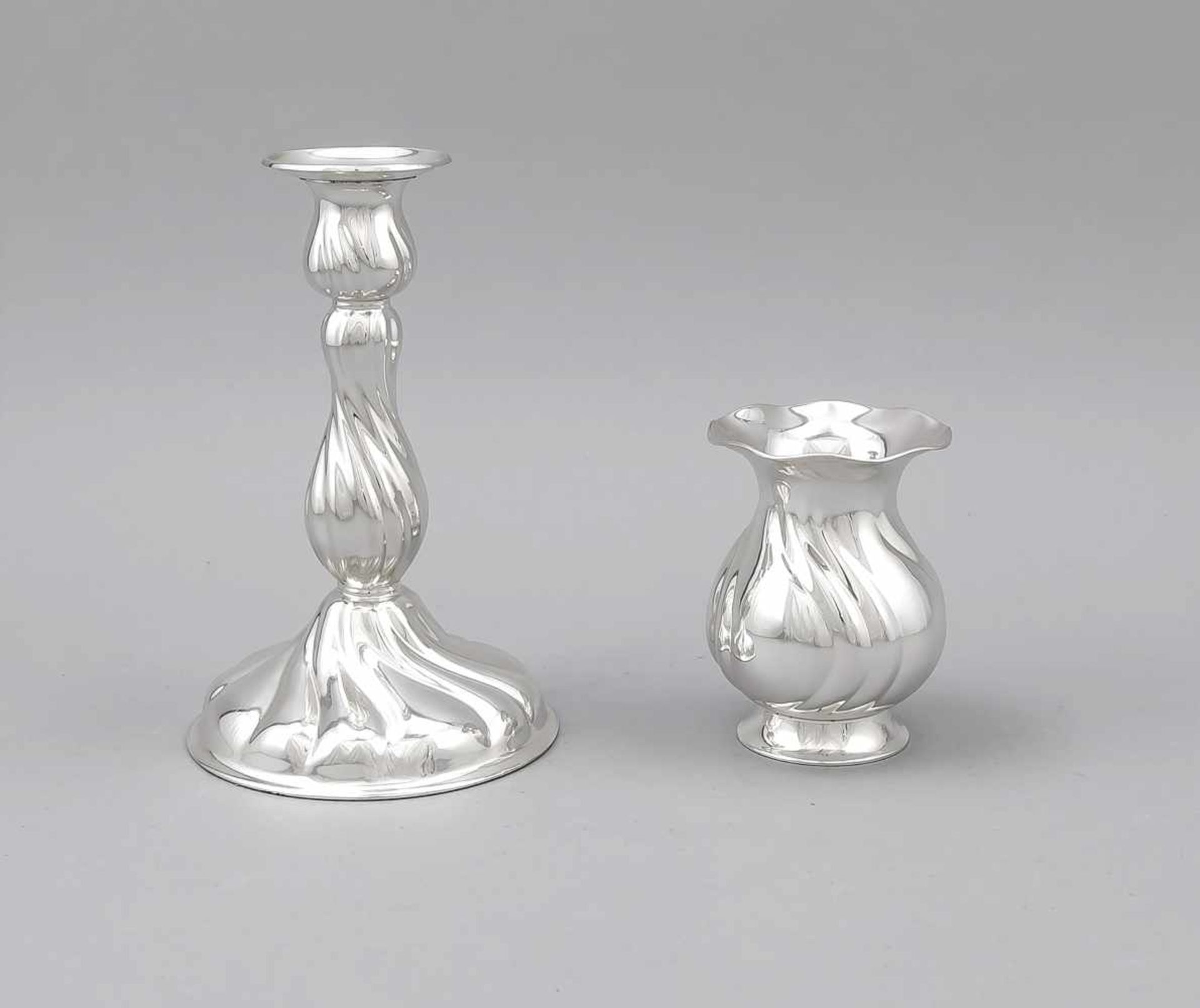 Leuchter und Vase, Deutsch, 20. Jh., Sterlingsilber 925/000, Leuchter mit rundem gewölbtenStand,