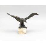 Taschenuhrenständer in Gestalt eines Adlers mit gebreiteten Schwingen, 1. H. 20. Jh.,patinierter