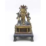 Figur der Tara Postament, China, wohl Ming-zeitlich. Bronze vergoldet und polychromstaffiert (ber.).