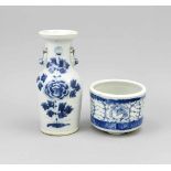 Vase und kleiner Cachepot/Weihrauchbrenner, China, 18./19. Jh. Weiß-Blaue Dekore mitRanken und