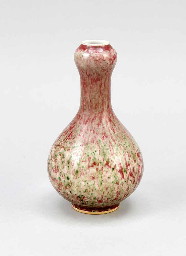 Kleine "Garlic-head"-Vase mit Flambé-Glasur in Rot und Grün, China, wohl 19. Jh.,bauchiger Korpus,