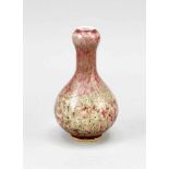 Kleine "Garlic-head"-Vase mit Flambé-Glasur in Rot und Grün, China, wohl 19. Jh.,bauchiger Korpus,