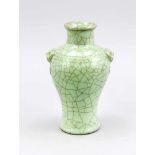 Meiping Vase, China, 19. Jh., Kurzer Hals mit leicht wulstigem Lippenrand. Seladon-farbeneGlasur mit