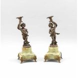 Paar figürliche Leuchter, 19. Jh., Bronze, patiniert, und Achat, Achatsockel mitSäulenpostament