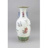 Famille-Rose Bodenvase, China, 19. Jh. Balusterform mit durchbrochen gearbeiteten,stilisierten