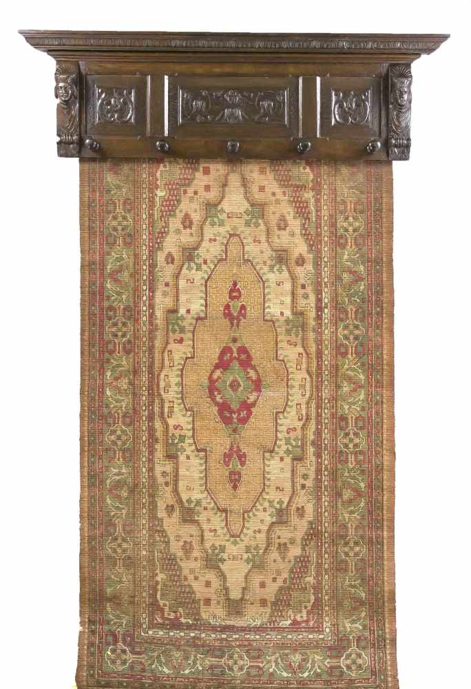 Wandgarderobe mit Teppich, um 1900, Eichenholz mit Reliefschnitzerei, 5 Haken gedrechselt,Maße mit