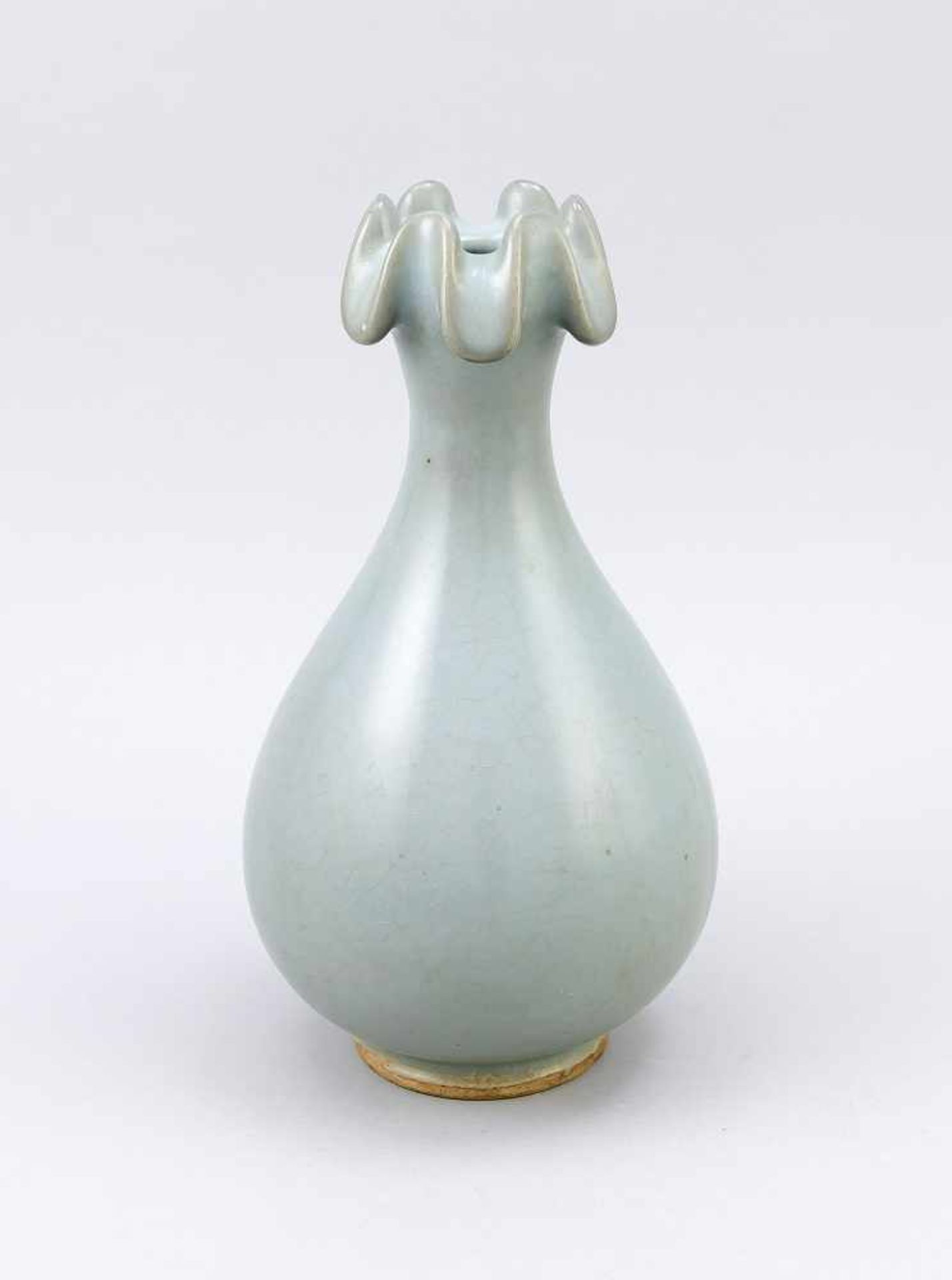 Seladon-farbene Flaschenvase, China (Longquan?), wohl 19/20. Jh., bauchige Form, die ineinen relativ