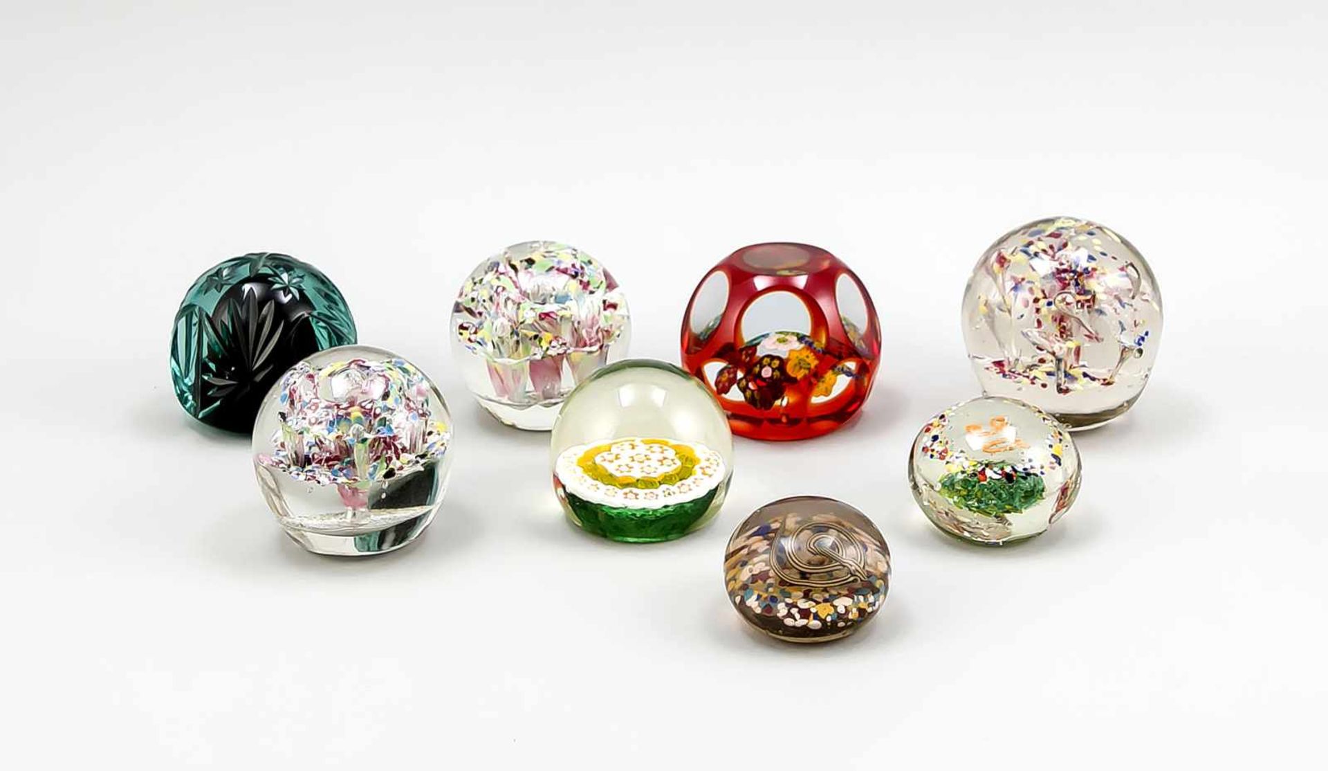 Acht Paperweights, 20. Jh., unterschiedliche Formen und Größen, überwiegend klares Glasmit