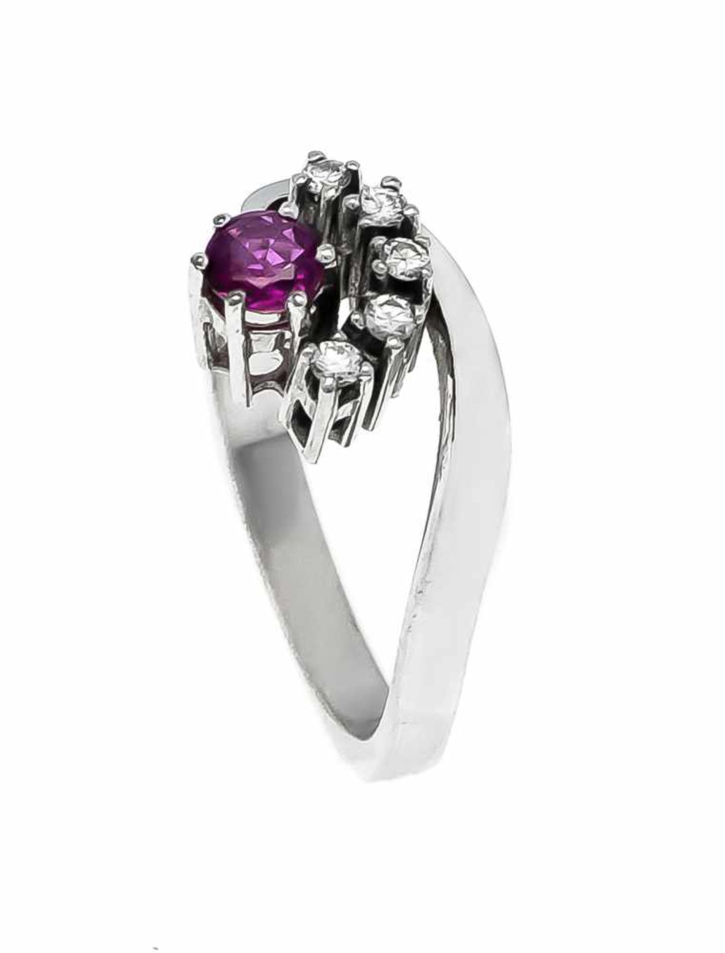 Rubin-Diamant-Ring WG 585/000 mit einem rund fac. Rubin 4 mm und 5 Brillanten, zus. 0,10ct l.get.W/