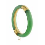 Jade-Armreif GG 750/000 aus 2 Jade-Elementen B. 12 mm, Kastenschließe mit SI-Kettchen,