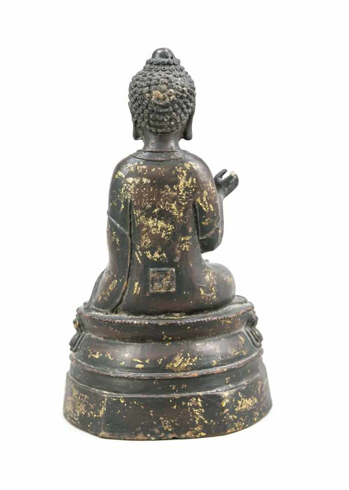 Buddha, China, 19./20. Jh., Eisen mit Restvergoldung. Im Padmasana auf doppeltemLotosthron - Bild 2 aus 3