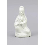 Kleine Blanc-de-Chine Guanyin, China, 18. Jh. Hockend mit einem angewinkelten Bein, in derlinken