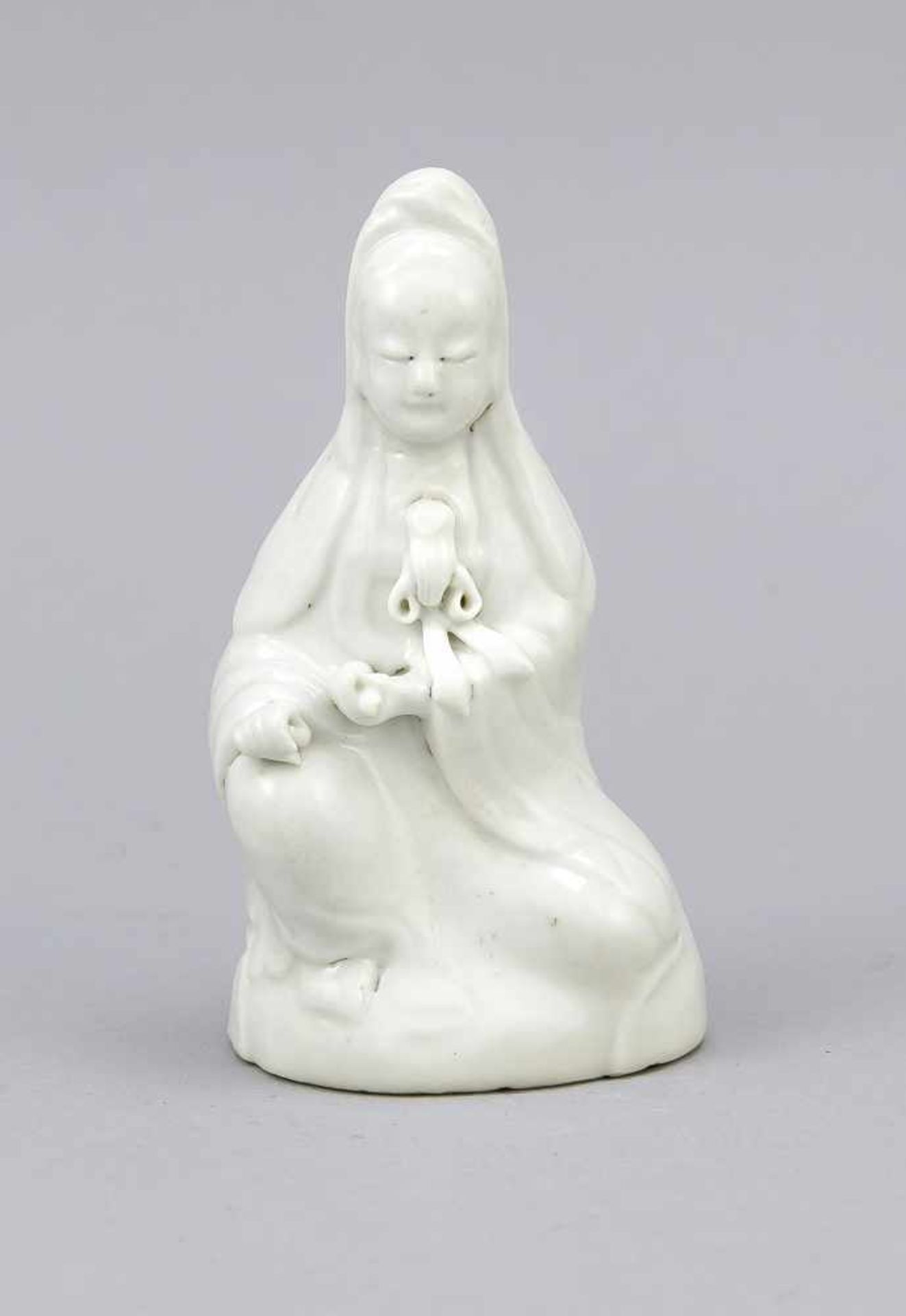 Kleine Blanc-de-Chine Guanyin, China, 18. Jh. Hockend mit einem angewinkelten Bein, in derlinken