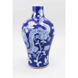 Meiping Vase mit gemodeltem Drachen- und Päonien-Dekor, China, Ende 19. Jh. Kobalt-