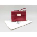 Prada Damenhandtasche, Italien, 20. Jh. Bordeaux-rotes Kalbsleder. Schlaufen-Trage mitStahl-