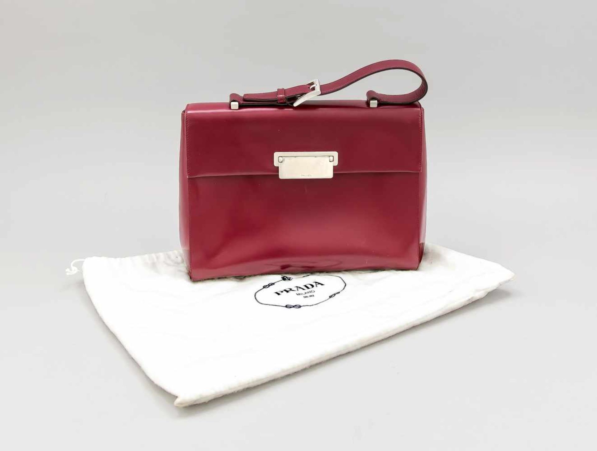 Prada Damenhandtasche, Italien, 20. Jh. Bordeaux-rotes Kalbsleder. Schlaufen-Trage mitStahl-