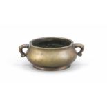 Weihrauchbrenner/Koro, China, 19./20. Jh., Bronze. Zylindrischer Fußring, bauchige Wandungmit leicht