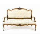 Dekoratives Louis-Philippe-Sofa um 1860, Nussbaum massiv, geschweiftes Gestell mitgeschnitzten
