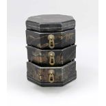 Oktogonales Schmuckschränkchen, China, 20. Jh., Holzkorpus mit schwarzem Lack undgedrucktem Dekor (