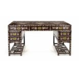 Chinesischer Schreibtisch, Mitte 20. Jh., Mahagoni massiv, allseitig aufwändige Intarsienaus