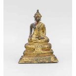 Buddha Rattanakosin, Thailand, 18./19. Jh., Bronze mit Rot- und Goldlack-Überzug.Mehrstufiger, reich