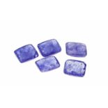 5 Tansanite, zus. 13,18 ct, rechteckig fac., violettstichige Blautöne, deutliche innereMerkmale, ca.