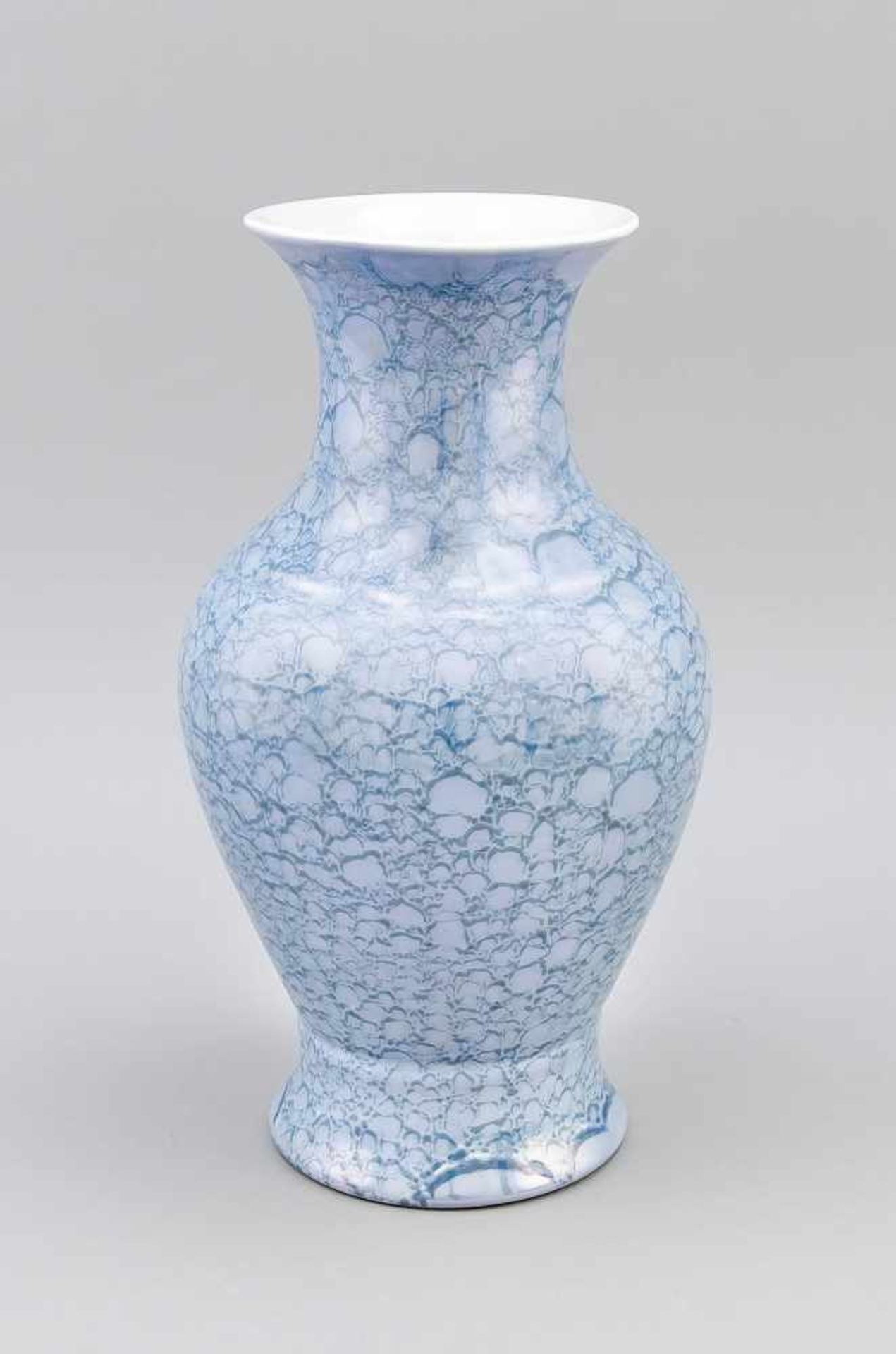 Balusterförmige Vase mit perlmuttartiger Glasur in Marmorier-Optik, China, Mitte 20. Jh.,gestempelte