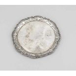 Rundes Tablett, Österreich, um 1900, Silber 800/000, leicht gemuldet, passig geschweifterRand mit