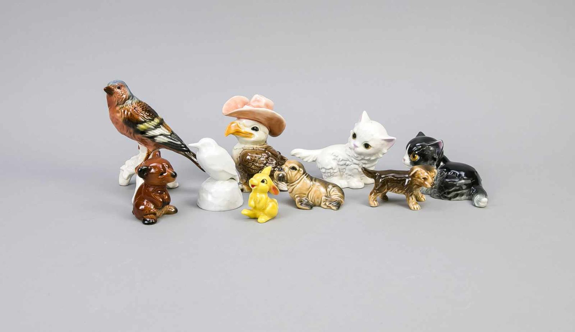 Konvolut 9 Tierfiguren, Vogel auf rundem Sockel, KPM Berlin, Marke 1962-92, 2. W. weiß, H.8 cm, 8