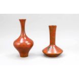 2 Designer-Vasen, wohl Japan, 2. H. 20. Jh. Steinartige, rote Masse mit Einschlüssen. 1xmit